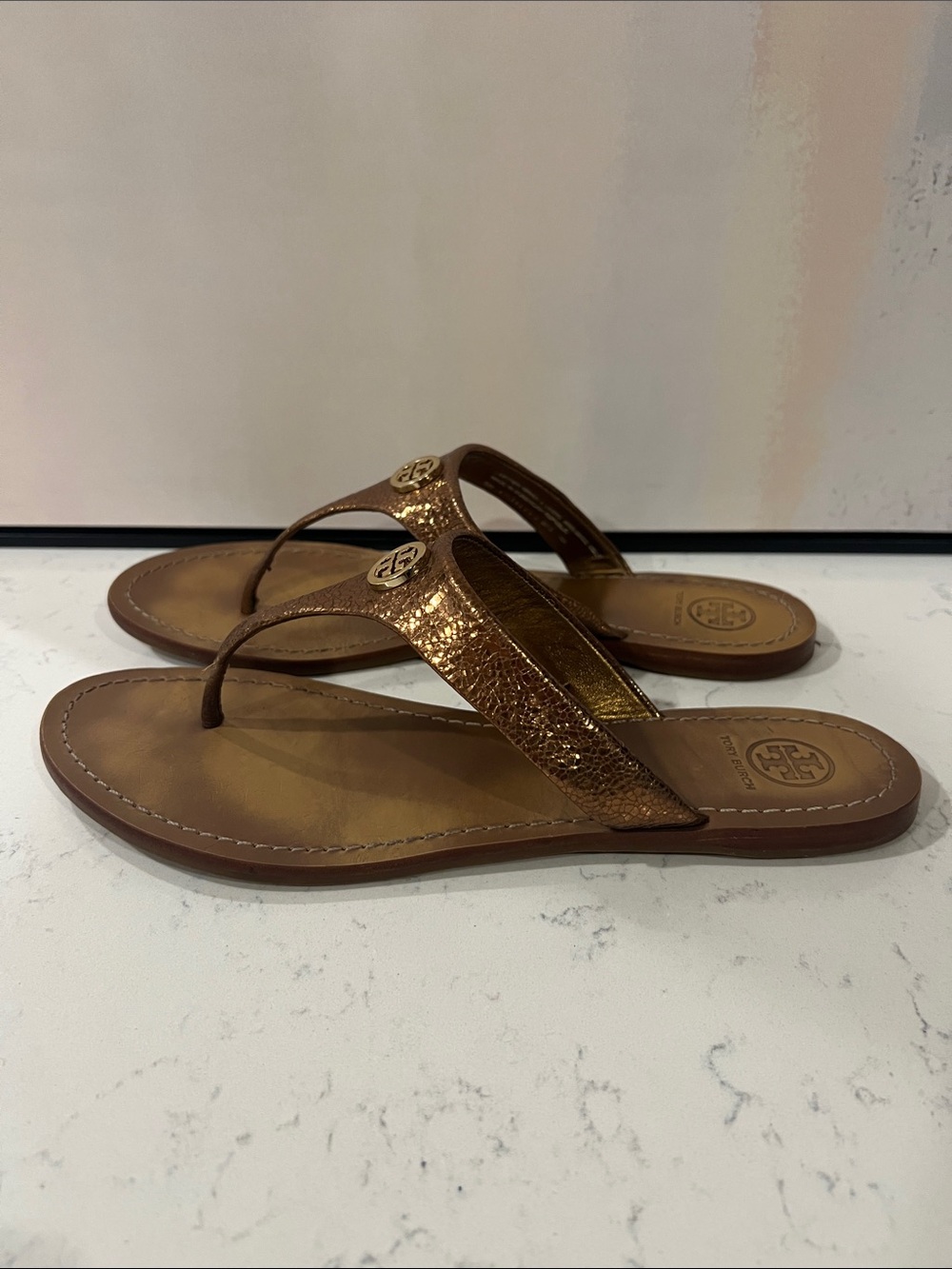 Tory Burch metallic gold crackled leather thong sandals size 10 - Picture 9 of 15